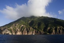 L'isola tropicale di Saba, Antille Olandesi, vista dal mare.

