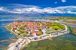 L'isolotto che ospita il cuore antico di Nin, città della Croazia. Una splendida veduta aerea della laguna e del piccolo lembo di terra dove sorge il centro storico di Nona.

