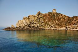 L'isolotto dello Sparviero, mar Tirreno: sorge di fronte alla costa di Punta Ala ed è noto per la Torre degli Appiani, avamposto meridionale del Principato di Piombino.

