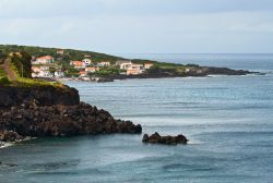 Sviluppandosi attorno al vulcano che le da il nome, l'isola di Pico ha una forma allungata con 42 km di lunghezza e poco più di 15 di larghezza. Un altopiano con coni vulcanici secondari ...