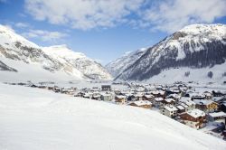 Livigno e la sua vallata dopo una fitta nevicata invernale sulle Alpi (Lombardia)