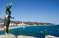 Monumento alla "moglie dei marinaio/pescatore" scultura bronzea eretta nel 1966 per commemorare il millennio a Lloret de Mar, Spagna - Che sia una delle mete turistiche più ...