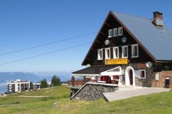 Lo baita Malamute allo ski resort di Chamrousse, Francia. Questa bella località di montagna si trova a una trentina di chilometri da Grenoble - © Pierre Jean Durieu / Shutterstock.com ...