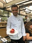 Lo chef patissier del ristorante 86 Champs a Parigi, Francia, con una deliziosa Ispahan, croccante guscio di macaron con crema di petali di rosa di Damasco, lamponi e litchi - © Sonja Vietto ...