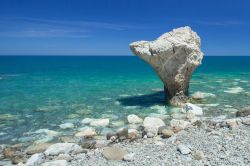 Lo scoglio ad Incudine sulla spiaggia di Roseto Capo Spulico, non distante dal Castello. Siamo sulla costa ionica della Calabria  - © Magnago / Shutterstock.com 