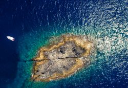 Lo scoglio di Piana di Mezzo al largo di Zannone, Isole Pontine del Lazio