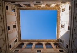 Lo scorcio dal basso di un'antica dimora nel centro storico di Terni, Umbria.
 