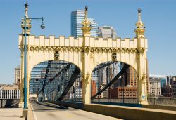Lo Smithfield Street Bridge a Pittsburgh, Pennsylvania. Questo ponte a traliccio lenticolare attraversa il fiume Monongahela.
