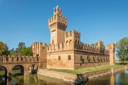Lo spettacolare Castello dei Manzoli, famoso ...