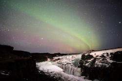 Lo spettacolo dell'Aurora Boreale in Islanda, sopra alla Cascata Gullfoss
