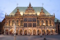 Lo storico Muncipio di Brema in Germania fotografato poco dopo il tramonto