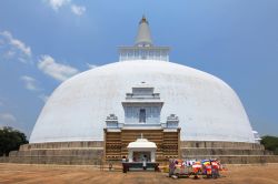 Lo stupa di Ruvanvelisaya, Anuradhapura, Sri Lanka.