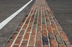 Lo Yard of Bricks all'Indianapolis Motor Speedway, Indiana (USA). Nel 1909 oltre 3 milioni di mattoncini vennero posizionati sulla superficie della pavimentazione - © Jonathan Weiss ...