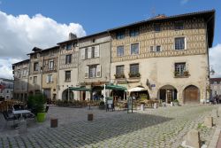 Locali in Rue Haute Cité a Limoges, Francia: situato nei pressi della cattedrale cittadina, questo luogo attira molti turisti soprattutto alla sera - © StockphotoVideo / Shutterstock.com ...