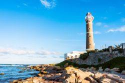 L'oceano e la costa rocciosa a José Ignacio, nei pressi di Punta del Este, Uruguay.

