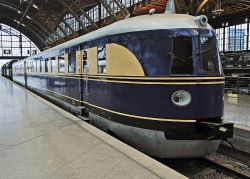 Una locomotiva SVT 137 225 "Bauart Hamburg" alla stazione ferroviaria di Lipsia (Germania).
Si presenta ancora oggi con i colori ufficiali della ferrovia del Reich - © Peter ...