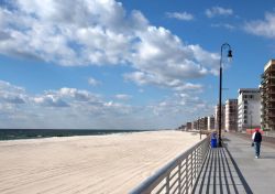 Long beach a Long Island, New York, Stati Uniti. Questa cittadina, posta su un'isola compresa fra l'Oceano Atlantico e la zona sud est di Long Island, è famosa per le spiagge ...