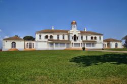 Lubiri (o Mengo Palace) a Kampala, Uganda. Questo palazzo reale si trova nel sobborgo della capitale, a Mengo. La costruzione originale venne distrutta nel 1966 durante una battaglia.
