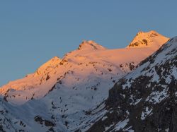 Luce del crepuscolo sui picchi del monte Chateau Blanc, Valgrisenche (Valle d'Aosta).

