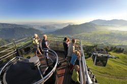 La Svizzera vista da una prospettiva unica! Parliamo della cima alta 1.898 metri dello Stanserhorn che riesce ad offrire, in un colpo solo, il panorama di almeno dieci laghi, cento chilometri ...