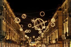 Luci d'artista 2018 a Torino in via Po di notte (Piemonte) © Giulio Paolini