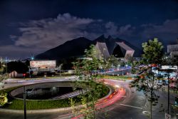Luci notturne a Monterrey, capitale dello stato del Nuovo Leon, Messico.
