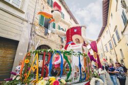 Lucignano, Toscana: i carri allegorici della Maggiolata  - © Sito della Maggiolata