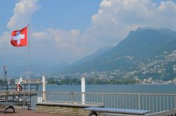 Lugano: sul  lago garrisce la bandiera della Svizzera