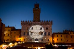 Luminarie con la slitta di Babbo Natale proiettate sul Palazzo Municipale di Montepulciano, Toscana.
