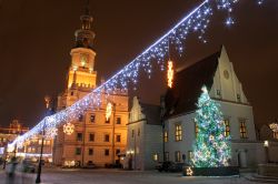 Luminarie natalizie nel centro di Poznan, Polonia - La piazza del Mercato Vecchio di Poznan addobbata con le luminarie durante il periodo dell'Avvento  © remik44992 / Shutterstock.com ...