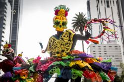Lungo le strade di Città del Messico, da alcuni anni, il governo organizza la sfilata del Día de Muertos.