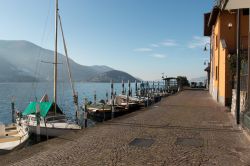 Lungolago di Peschiera Maraglio, Lago d'Iseo. Ancora oggi in questo borgo, uno dei più belli d'Italia, si possono assaporare le tradizioni legate al passato, soprattutto quelle ...