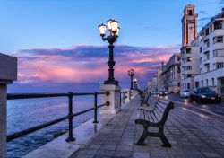 Lungomare di Bari al tramonto, Puglia. La città si affaccia sul mare Adriatico per circa 20 chilometri: la sua conformazione viene spesso descritta come un'aquila con le ali spiegate.

 ...