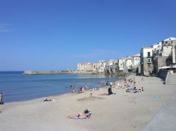 Lungomare e spiaggia di Cefalù in Sicilia. Il litorale di Cefalù è situato a pochi passi dal centro cittadino e si estende per oltre 1 km e mezzo di costa.
