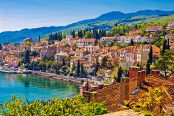 Veduta di Volosko (Croazia) e del suo famoso Lungomare, che la collega alla più grande Opatija, a 2 km di distanza.