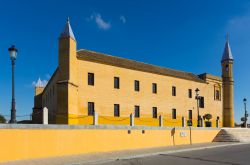 L'università di Osuna in una giornata di sole, Spagna. Ricca di storia, è uno degli edifici più antichi al mondo con cortile porticato soffitto a cassettoni e dipinti ...