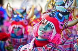 Maastricht, una partecipante al carnevale (Olanda). I festeggiamenti carnascialeschi di questa cittadina olandese sono considerati fra i più suggestivi dei Paesi Bassi.
