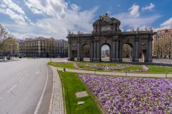 Madrid l'epicentro della crisi coronavirs 2020 in Spagna: La Puerta de Alcalà completamente priva di traffico e turisti per colpa di Covid-19 - © Enrique Campo Bello / Shutterstock.com ...