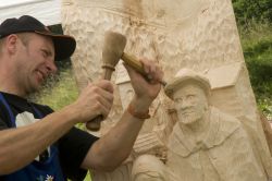 Magia del Legno a Sutrio: uno scultore al lavoro nel borgo del Friuli Venezia Giulia durante la celebre manifestazione