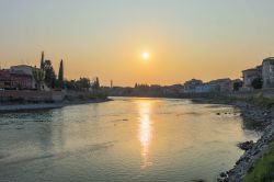 Magico tramonto sul fiume Adige a Pescantina di Verona, Veneto.