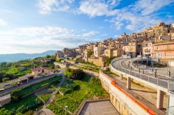 Magnifica vista di Caltagirone in una giornata primaverile in Sicilia