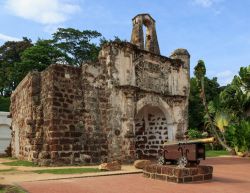 La Fortezza "A Famosa" si trova a Malacca ed è il simbolo della città - © CEphoto, Uwe Aranas or alternatively © CEphoto, Uwe Aranas, CC BY-SA 3.0, Wikimedia ...