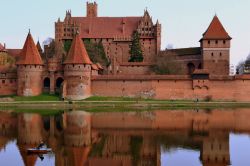 Il Castello di Malbork al tramonto: il colore rosso intenso della struttura è amplificato dai riflessi del Sole nelle tarde ore pomeridiane, quando si possono scattare le foto migliori ...