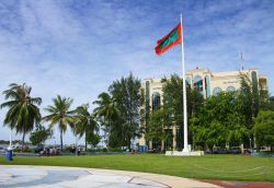 Il centro di Male, capitale delle Maldive, con la bandiera nazionale che sventola sul pennone in mezzo alla piazza - foto © Patryk Kosmider / Shutterstock.com
