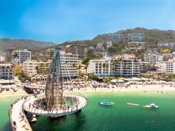 Malecon Playa los Muertos, siamo a Puerto Vallarta sulla costa occidentale del Messico