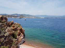 Mandelieu-la-Napoule, Francia: un tratto del litorale affacciato sul golfo della Napoule. Siamo a sud ovest di Cannes.
