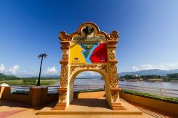 Mappa dei paesi che costituiscono il Triangolo d'Oro lungo il fiume Mekong, Chiang Saen, Thailandia.

