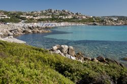 Scorcio panoramico sul mare a Santa Reparata, Gallura - A fare da cornice all'acqua limpida del mare ci sono le bianche scogliere di granito che abbracciano la cala di Santa Reparata, una ...