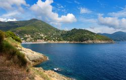 Mare a Bonassola, Liguria, Italia. Una bella veduta panoramica dell'antico borgo di Bonassola situato sulla costa ligure, racchiuso da una cerchia collinare di pini marittimi e di terrazzamenti ...