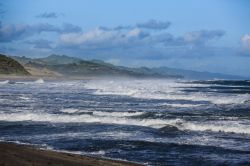 Mare burrascoso lungo la costa di Viti Levu, Figi.

